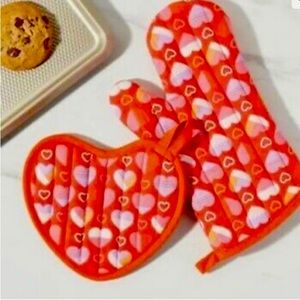 New with tag… Oven mitt and pot holder set